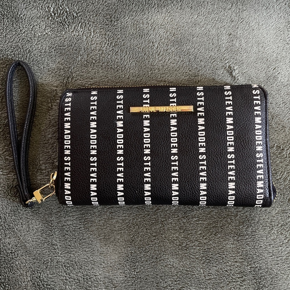 Steve Madden zip around wristlet wallet